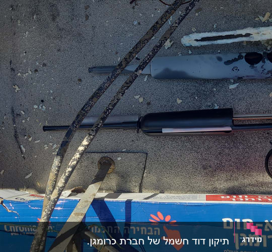 חלקי דוד שמש על גג עם צינורות וכלים